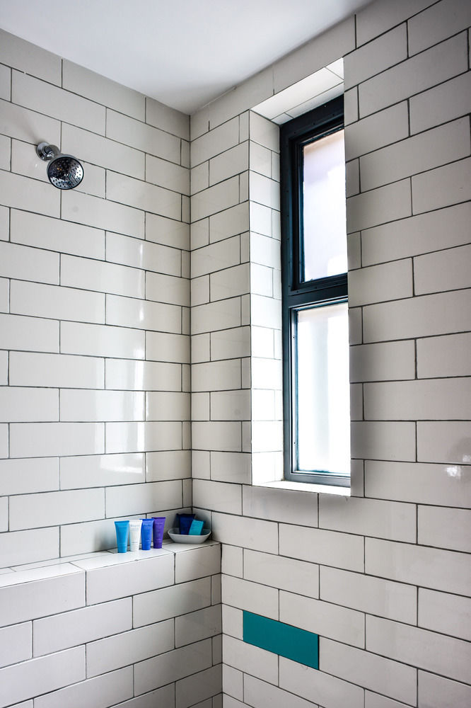 Hotel Criol Querétaro Esterno foto Subway tiles in a shower
